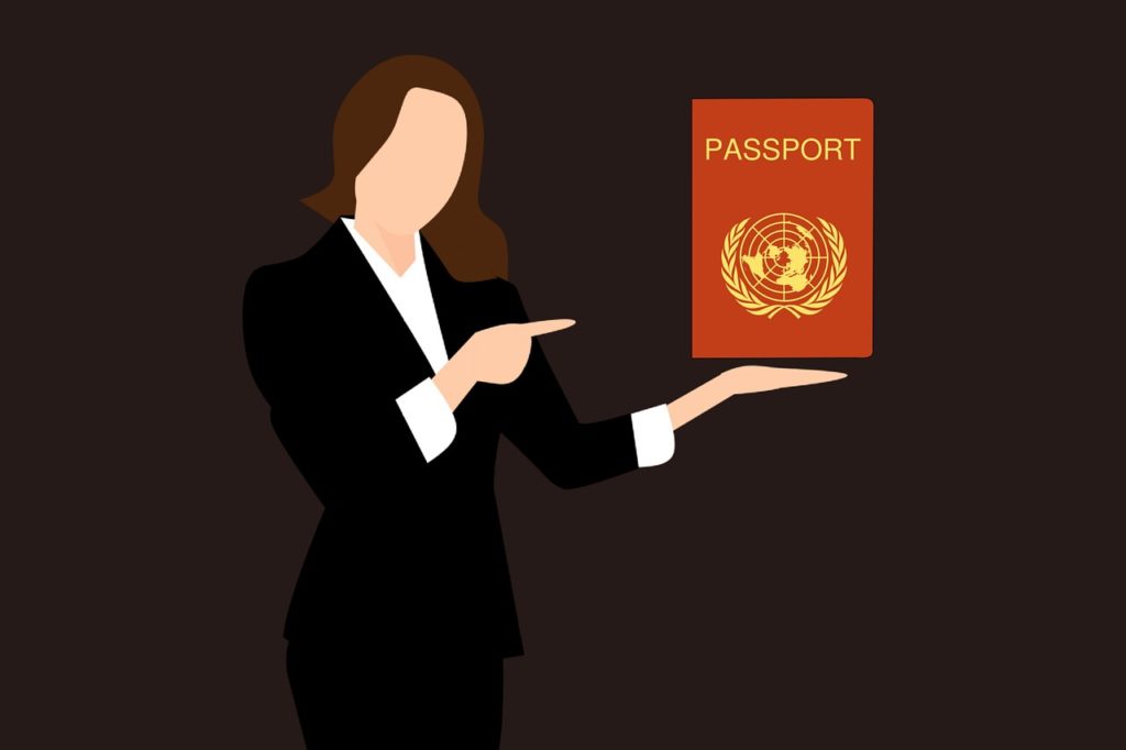 אישה מחזיקה דרכון